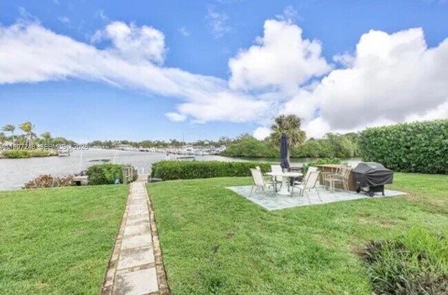 Building Photo - 725 Hummingbird Way