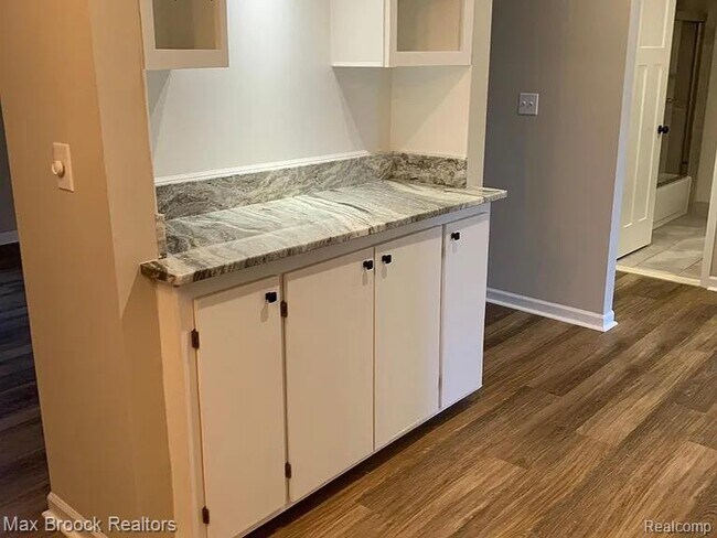 Building Photo - 42556 Plymouth Hollow Dr