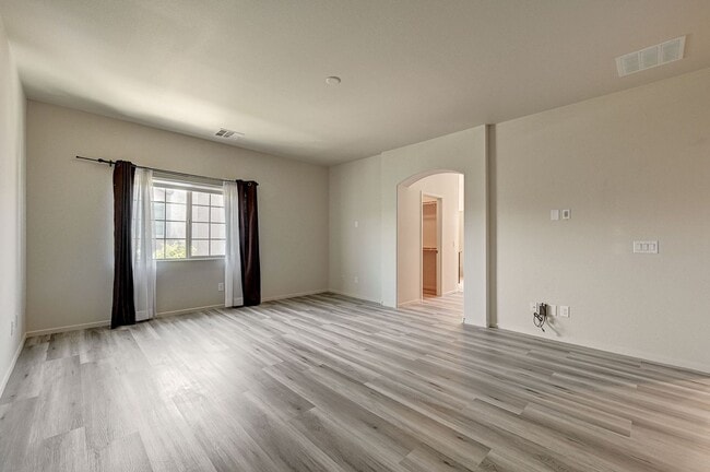 Building Photo - Adorable three bedroom in incredible SW location! Solar panels!