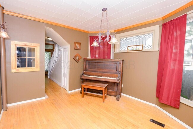 Building Photo - APPLICATION PENDING -- Gorgeous and spacio...