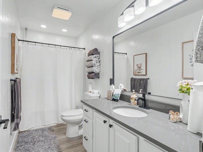 Building Photo - Spacious Furnished Home with Mountain Views and Room to Enjoy