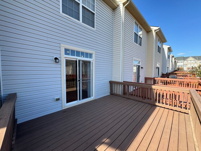 Building Photo - Gorgeous 3 Bed 3.5 Bath Interior Townhome In Powells Run Village