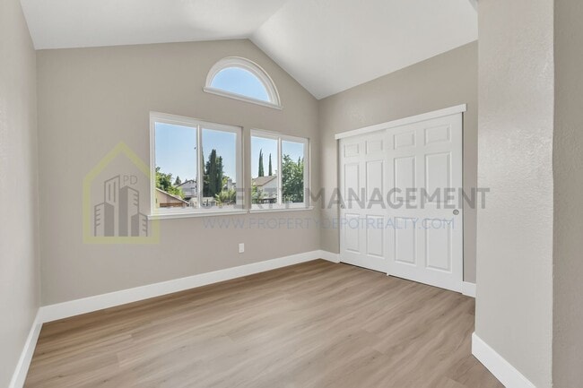 Building Photo - Completely Renovated 4-Bedroom Home with M...