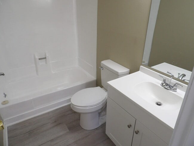 Building Photo - 217 Landings Dr