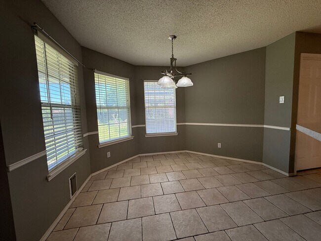 Building Photo - Gorgeous 3 bed/2bath home in Twin Oaks AVAILABLE NOW!