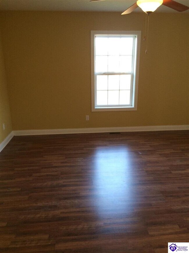 Building Photo - 913 Silktree Cir