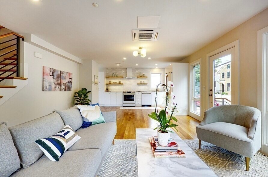 open-concept living & kitchen - 58 Lincoln St