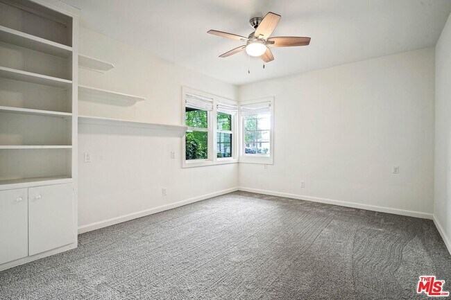 Building Photo - 6134 Longridge Ave