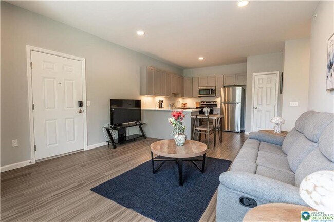 Building Photo - 948 N Front St