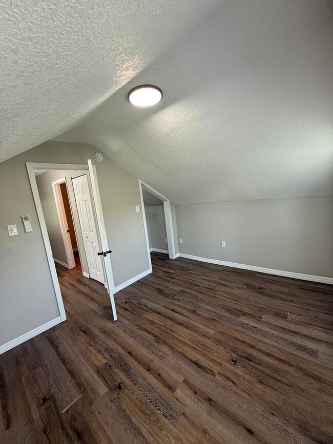 Building Photo - Renovated 2 bedroom, 2 bathroom duplex in ...