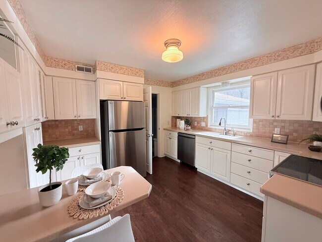 Building Photo - Beautiful 3B/2B First Addition Area in Lake Oswego