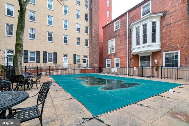 Building Photo - 1008 Spruce St