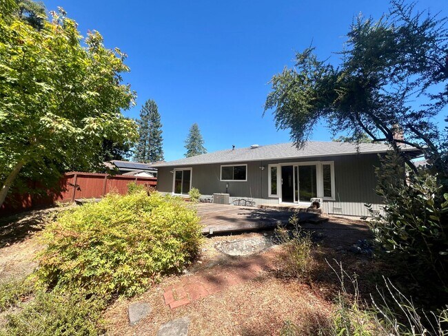 Building Photo - Charming 3 Bedroom 2 Bath home with large ...