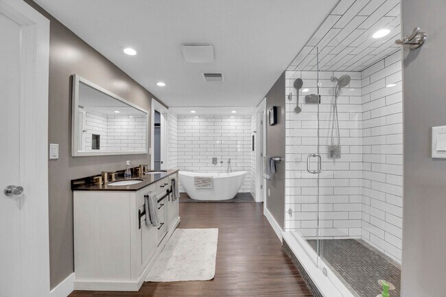 Building Photo - 600 Xanadu Pl