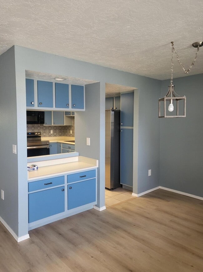 Building Photo - 837 Country Club Dr SE