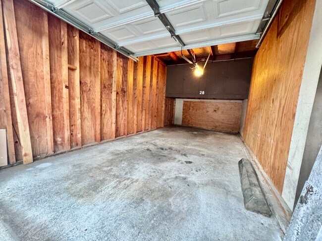 Building Photo - Beautifully Remodeled 1 BD, 1 Mile to beach