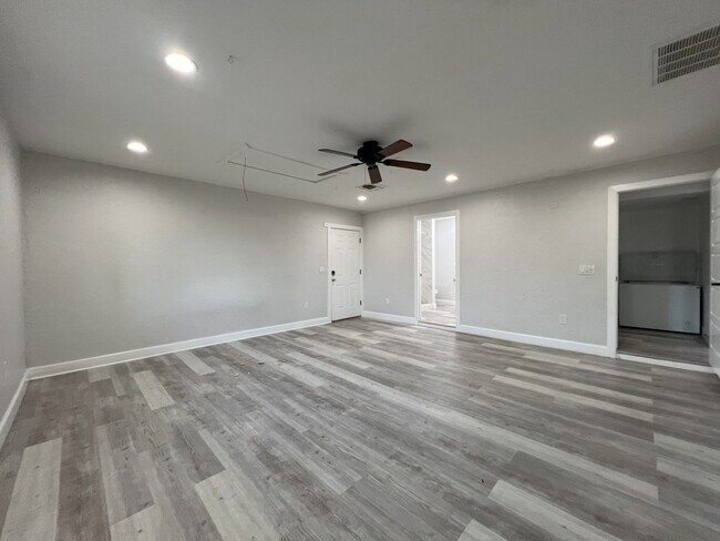 Building Photo - REMODELED 3 BEDROOM PLUS BONUS ROOM/BEDROOM. GREAT BACKYARD