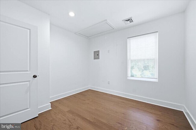 Building Photo - 17 Lizbeth Ln