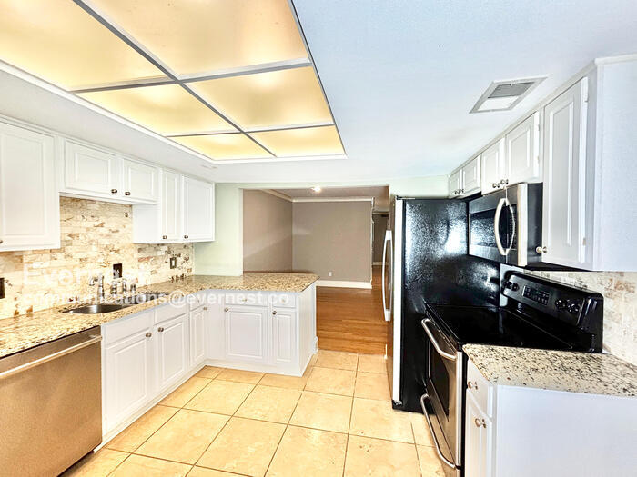 Building Photo - 7807 Meadow Park Dr