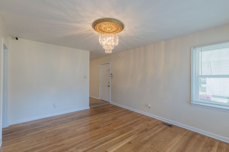 Building Photo - 925 Fleetwood Dr