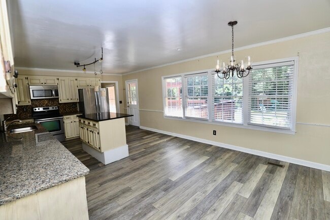Building Photo - 549 Pringle Dr