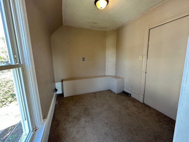 Building Photo - 4 bed 2 bath house $1,050