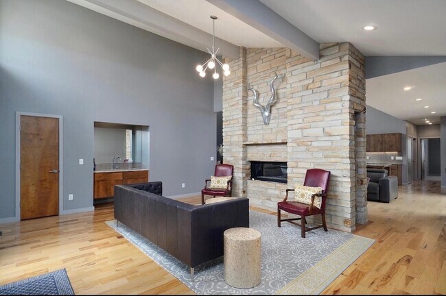 Building Photo - 3942 E Rosebrier St