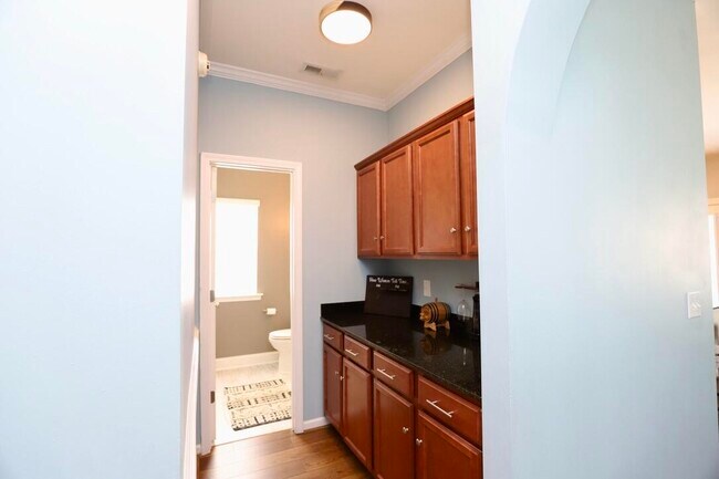 Building Photo - 3260 Matthews Dr