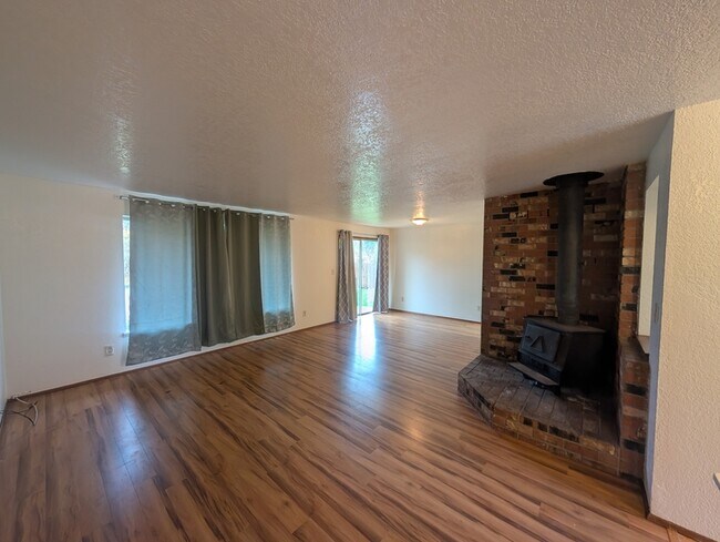 Building Photo - 805 NE Ash Ct