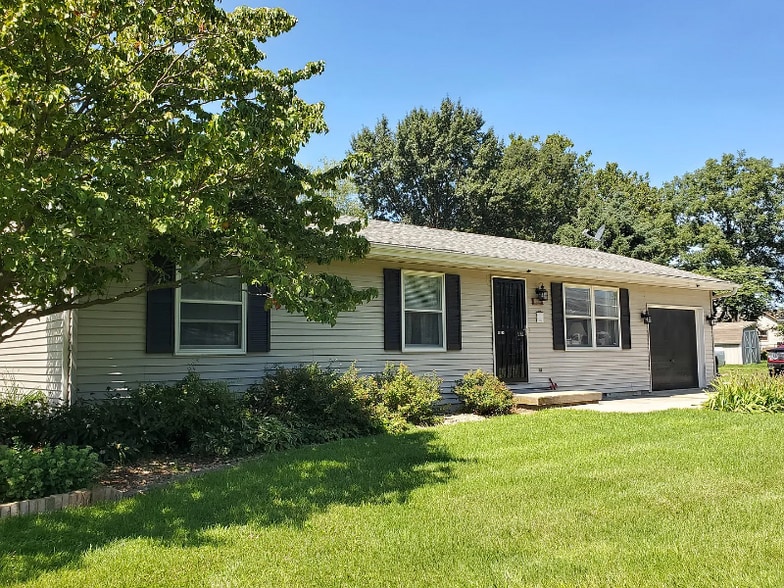 Building Photo - 807 S Walnut St