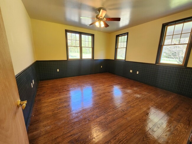 Building Photo - 109 N Hollow Rd