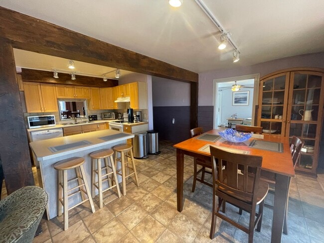 Building Photo - 182 Division St