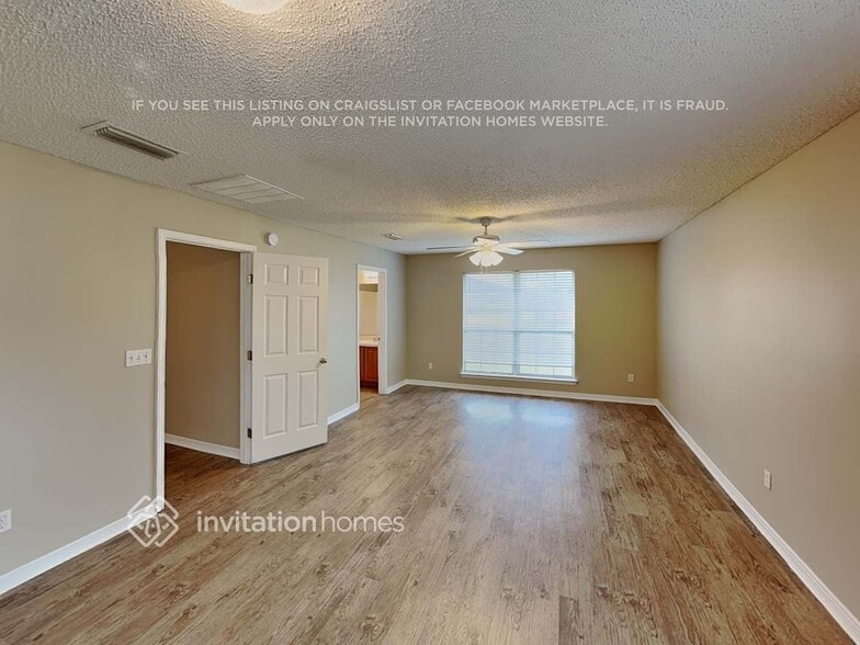 Building Photo - 15582 Moss Hollow Dr