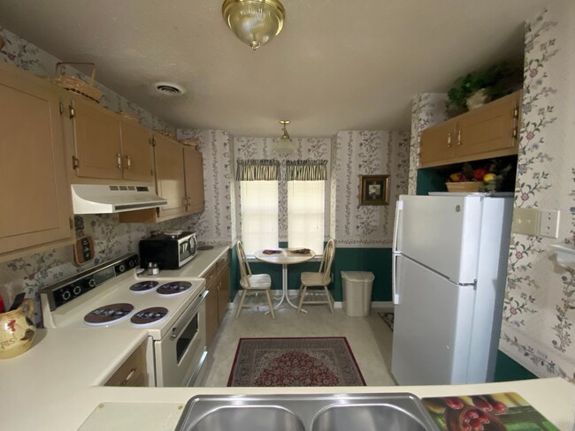 Building Photo - Furnished 2 Bedroom 1.5 Bath townhouse, Mo...