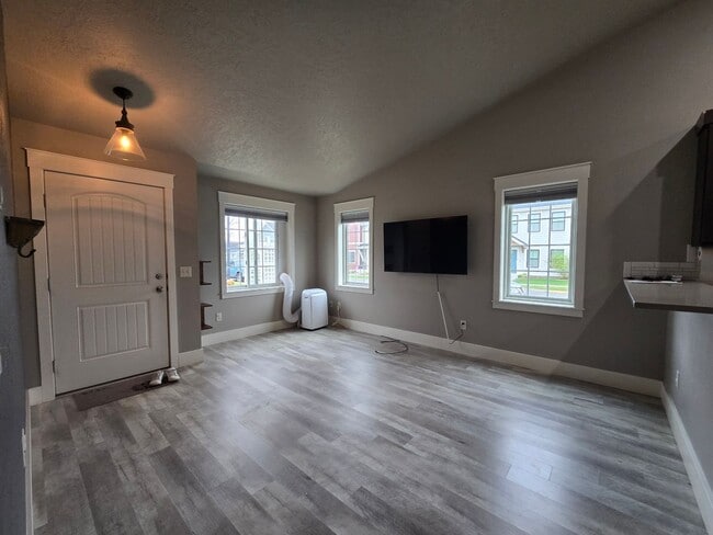 Building Photo - 4 bed 2 bath home in Josephine Crossing