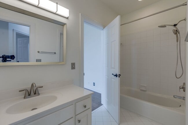 Building Photo - 4-Bed/4-Bath in Brentwood-- Walk to Kenros...