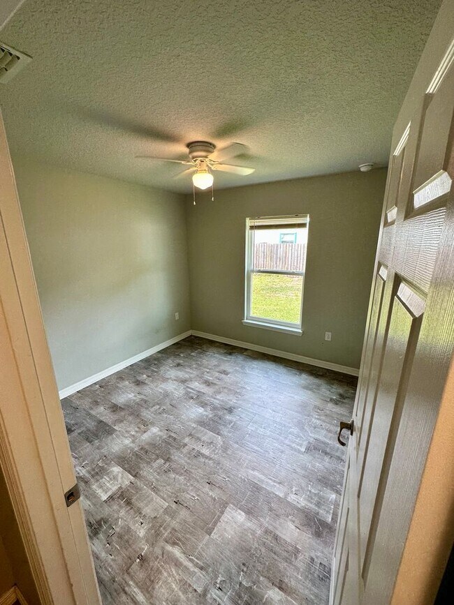 Building Photo - 2027-2029 Guava Dr