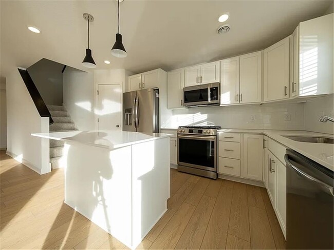 Building Photo - 1073 Jubert Dr
