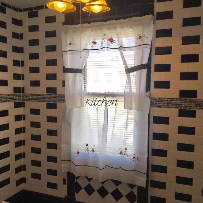 Building Photo - 236 W Broadway St