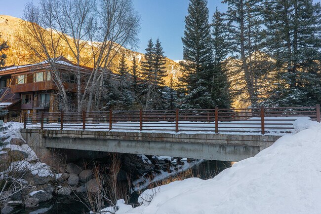 Building Photo - 450 S Pine St