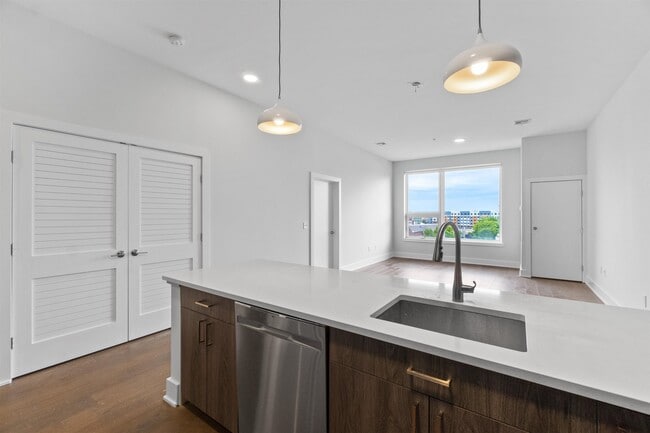 Building Photo - 260 Ave E