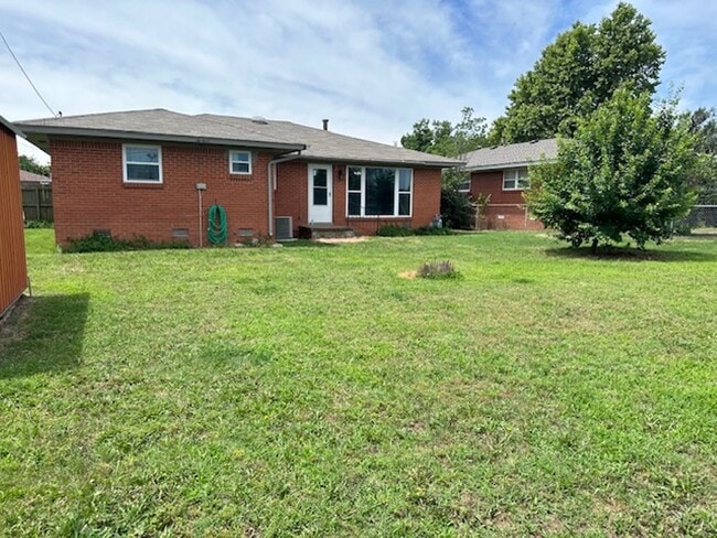 Building Photo - 817 E Carroll Ln