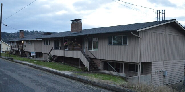 Building Photo - 665 SW Tichenor St