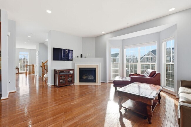 Building Photo - Located in a vibrant and highly sought after setting, this Richmond American Homes residence offe...