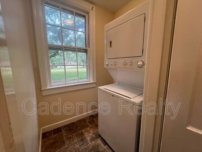 Building Photo - 2940 Oleander Dr