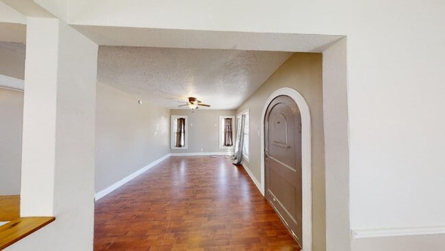 Building Photo - 504 S Avenue B