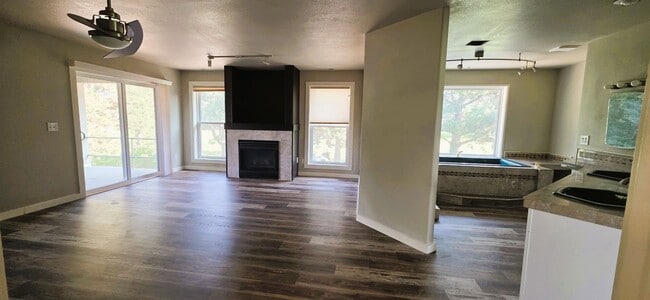 Building Photo - 6818 W Desert Ave