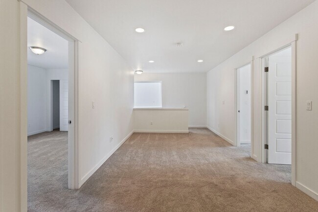Building Photo - 4 Bed 2.5 Bath - Modern Townhome - Hillcre...