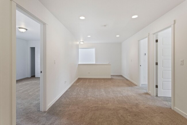 Building Photo - 4 Bed 2.5 Bath - Townhome - Hillcrest - NAS Whidbey