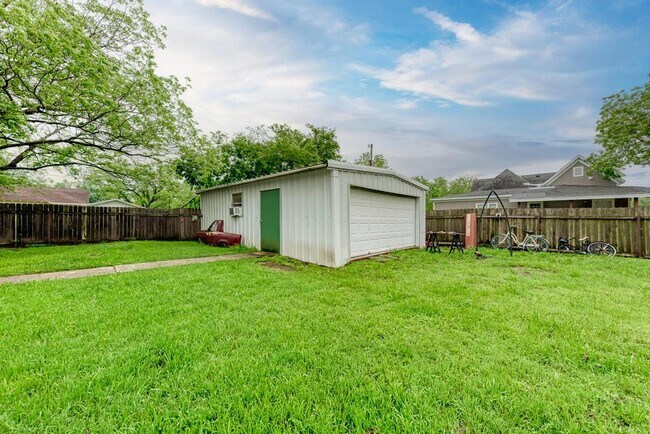 Building Photo - 103 Hutto St
